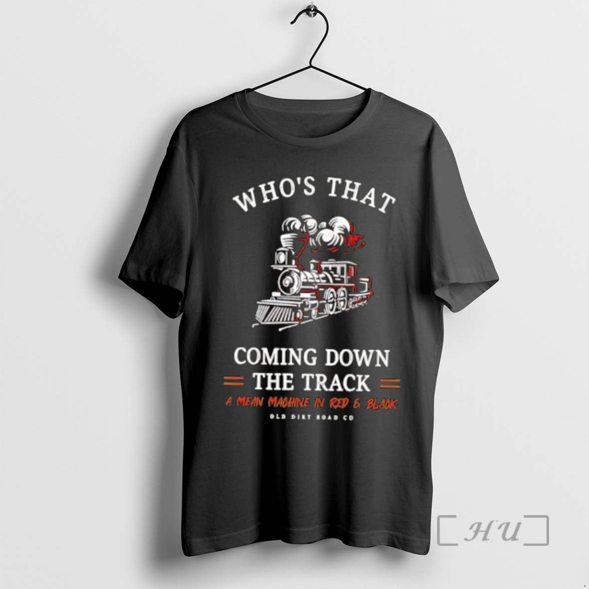 Officials Georgia Whos That Coming Down The Track A Mean Machine In Red Black Premium T-Shirts, Hoodie, Sweatshirt