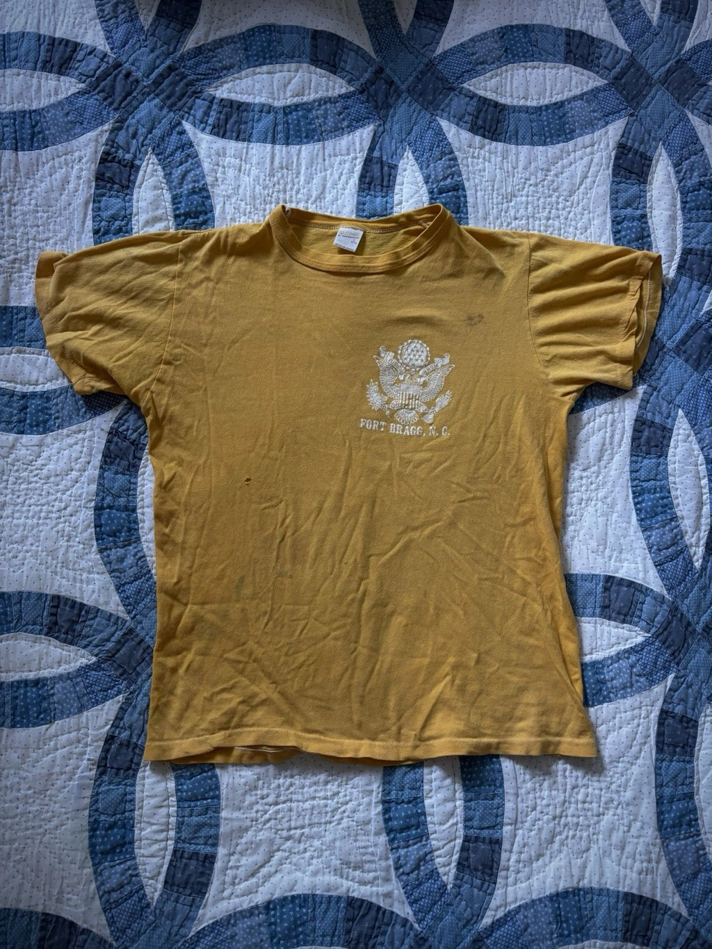 Men's 70’s Yellow Fort Bragg N.C. Graphic Print Short Sleeve T-Shirt Tagged L