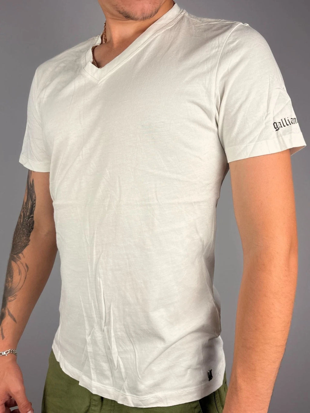 Galliano Mens White V-Neck Short Sleeve T-Shirt Minimal Logo Design