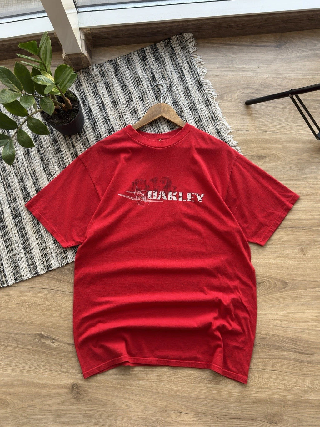 VINTAGE OAKLEY CENTER LOGO RED T SHIRT SIZE XL MEN