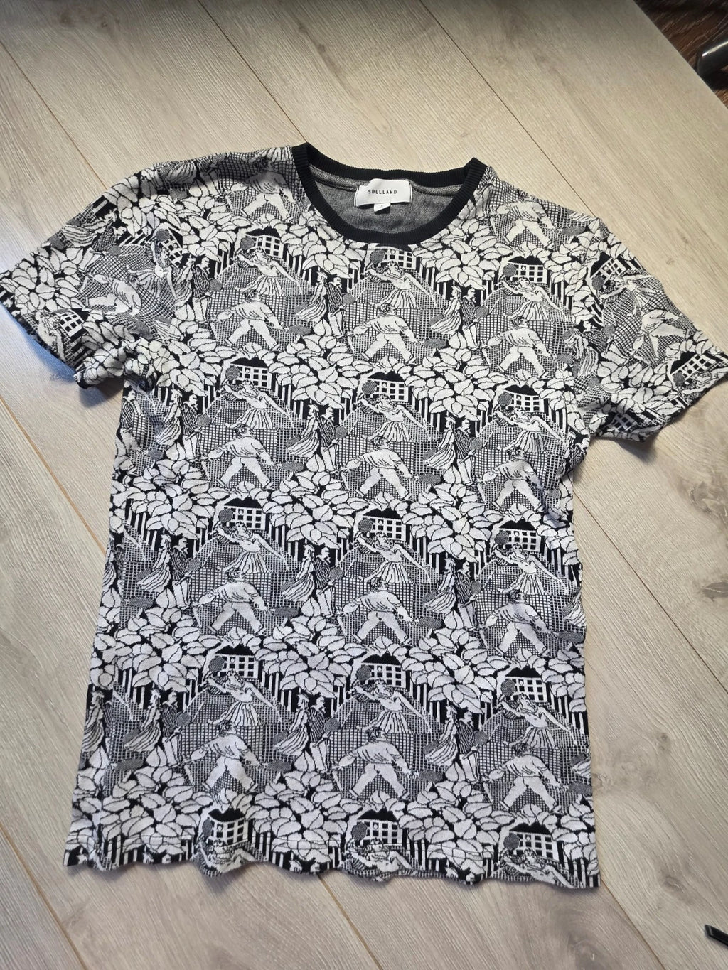 Unique Soulland T-shirt – Black and white pattern