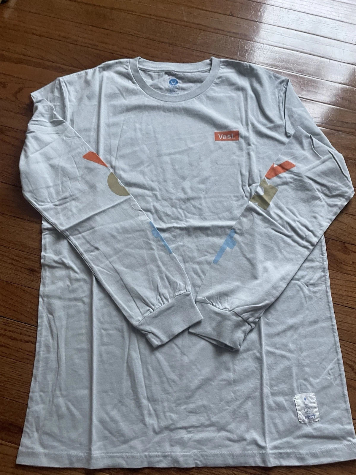 Vast Life Graphic T-Shirt Long Sleeve Spell Out NWT Size Large Gray Orange Blue